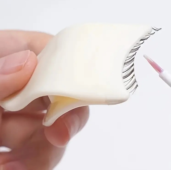 Lash Applicator! MAKES APPLYING LASHES SO EASY!!! - Picture 8 of 12